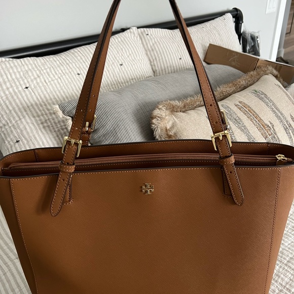 Tory Burch Emerson Bucket Tote - Picture 2 of 11
